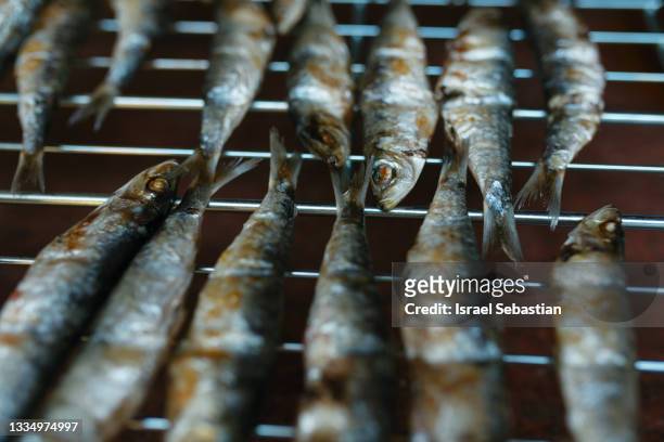 close-up of fresh sardines on the barbecue. healthy food concept. - anjova fotografías e imágenes de stock