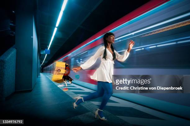 african woman try to catch the train - bahnreisender stock-fotos und bilder
