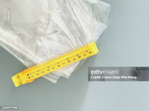 yellow airtight storage bag clip sealer - papierklem stockfoto's en -beelden