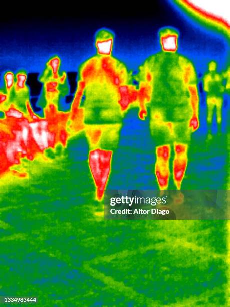 thermal image of people walking along a promenade near the sea. almeria. almeria. - thermal image fotografías e imágenes de stock