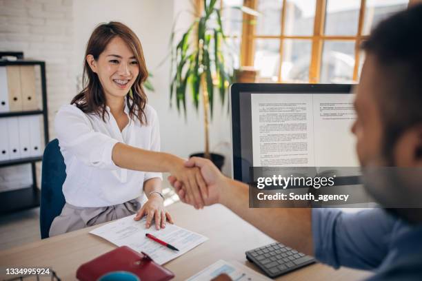 japanese woman has a new job - escritura japonesa imagens e fotografias de stock