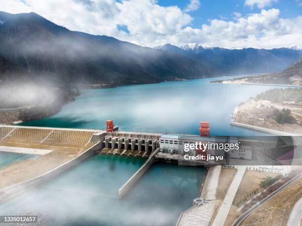 mountain rivers, hydropower stations built downstream. nyingchi, tibet, china. - energia idroelettrica foto e immagini stock