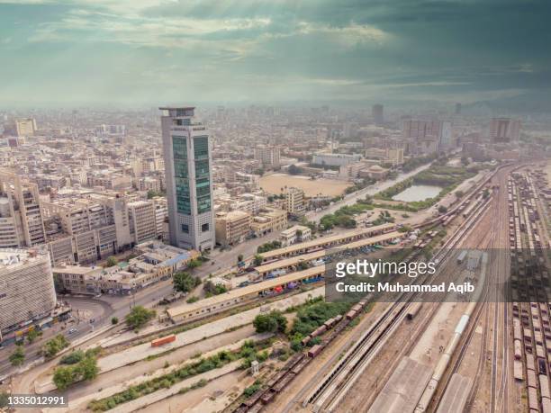aerial picture of mcb head office at ii chundrigar road - karachi stock pictures, royalty-free photos & images
