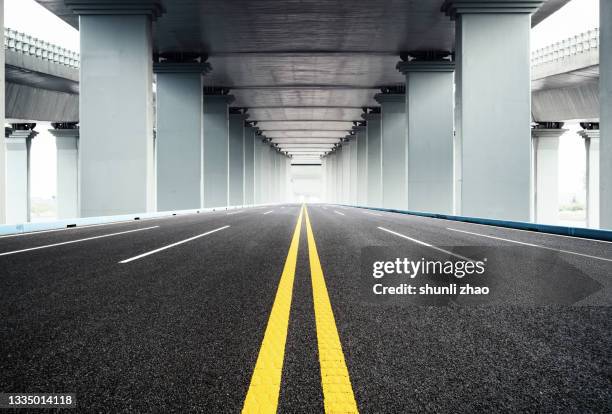 bottom lane of elevated road - yellow line stockfoto's en -beelden