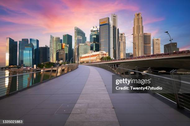 view of singapore financial district from jubilee bridge - baía de marina singapura - fotografias e filmes do acervo