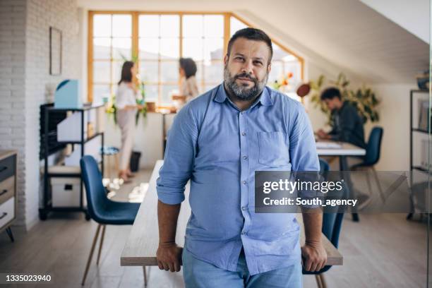 man in modern office - overgewicht stockfoto's en -beelden