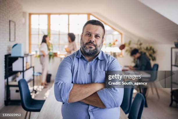 el hombre en la oficina moderna - hombre gordo fotografías e imágenes de stock