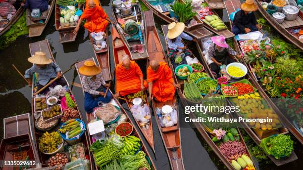 boats loaded with fruits in damnoen saduak floating market, thailand - bangkok floating market stock pictures, royalty-free photos & images