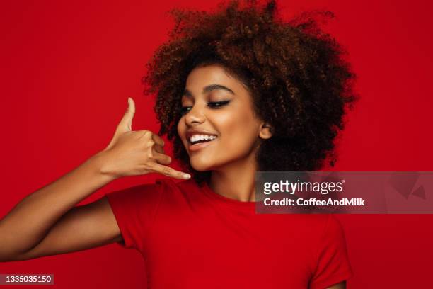 pretty young afro woman - belt stockfoto's en -beelden