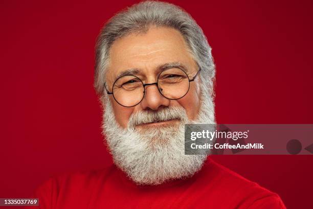 portrait of a real happy old man - happy santa claus over white blank stockfoto's en -beelden