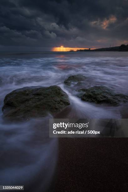 scenic view of sea against sky at sunset,west nusa tenggara,indonesia - ade rizal stockfoto's en -beelden