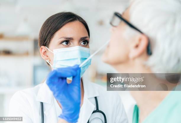 teste de swab nasal coronavírus - teste de diagnóstico rápido - fotografias e filmes do acervo