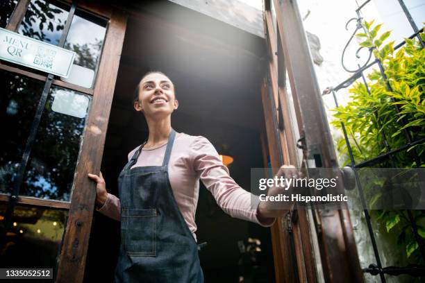 camarera trabajando en un restaurante y abriendo la puerta - acto de apertura fotografías e imágenes de stock