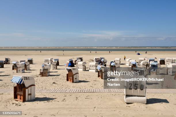 beach chairs on the bathing beach, spiekeroog, east frisian island, east frisia, lower saxony, germany - spiekeroog photos et images de collection