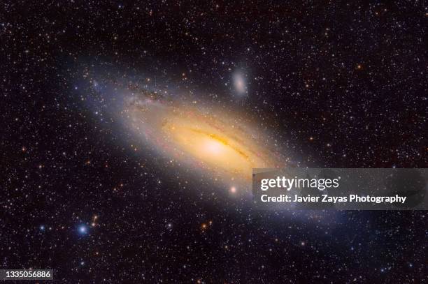 andromeda galaxy (m31) surrounded by stars - andromeda galaxy stock-fotos und bilder