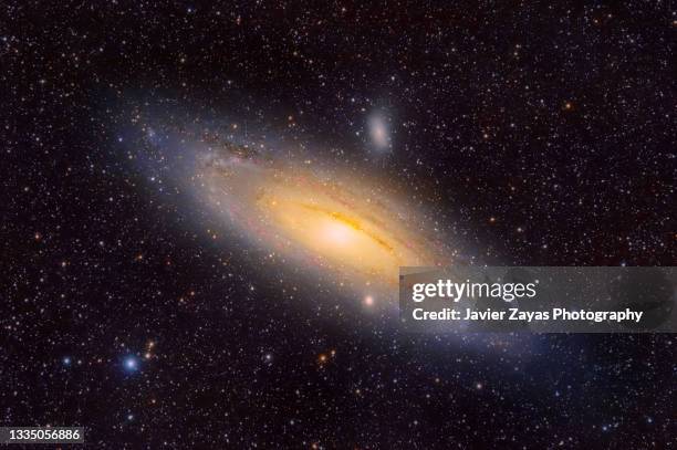 andromeda galaxy (m31) surrounded by stars - big bang foto e immagini stock