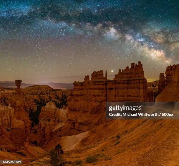 scenic view of rock formation against sky at night,bryce canyon national park,utah,united states,usa - bryce canyon - fotografias e filmes do acervo