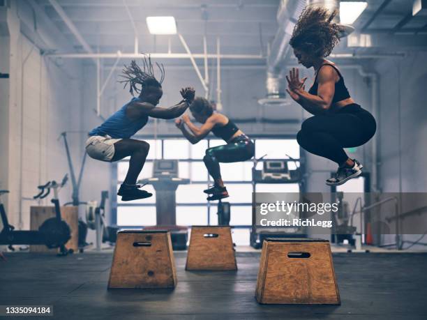 entrenamiento cruzado de atletas en un gimnasio - entrenamiento combinado fotografías e imágenes de stock