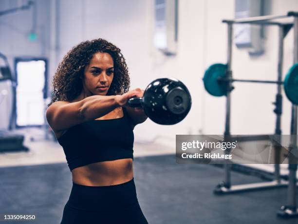 atletas de treinamento cruzado em uma academia - kettlebell - fotografias e filmes do acervo