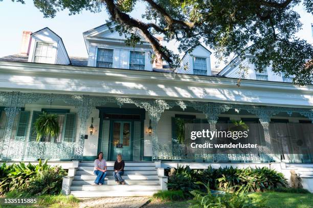 freunde besuchen myrtles plantation - myrtles plantation stock-fotos und bilder