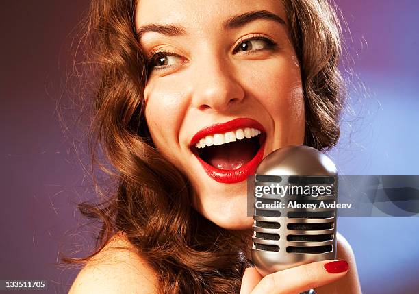 frau singt in ein mikrofon - boygroup stock-fotos und bilder