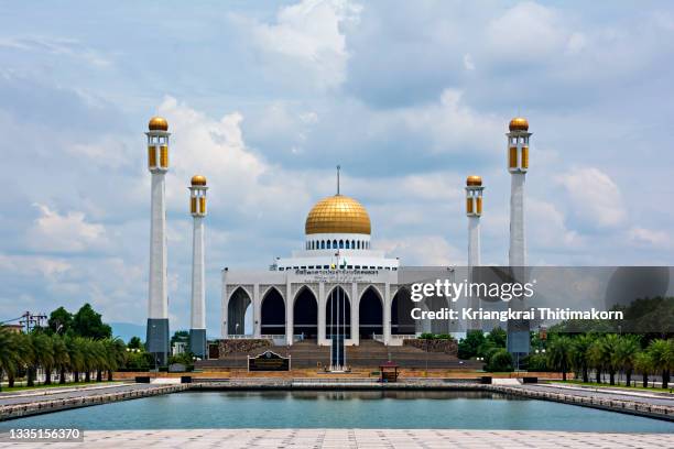 the central mosque of songkhla province - thailand's taj mahal. - province de songkhla photos et images de collection