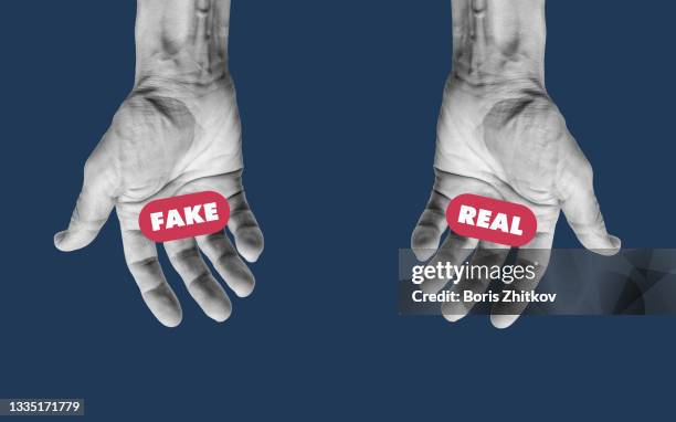 fake or real. - falsificación fotografías e imágenes de stock
