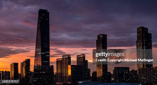 sunset in songdo - songdo ibd stock-fotos und bilder