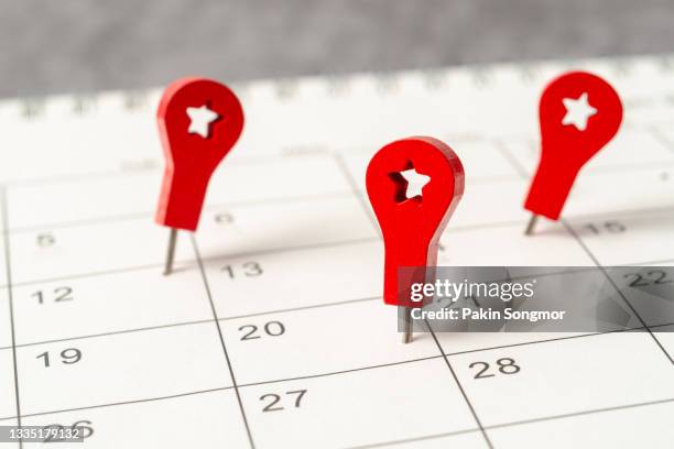 the concept of planning and deadline with push pin on calendar date. - calendrier photos et images de collection