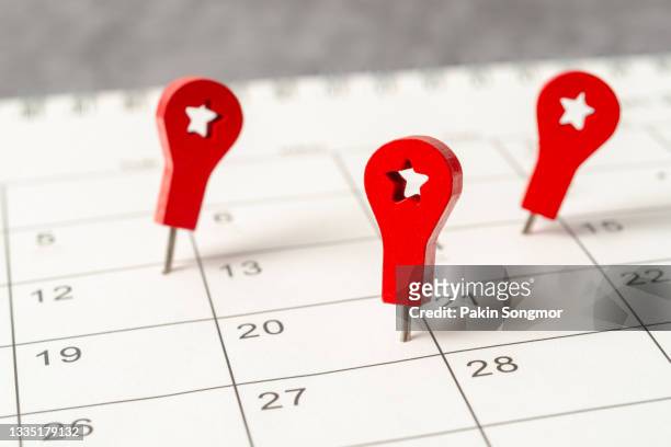 the concept of planning and deadline with push pin on calendar date. - calendario foto e immagini stock
