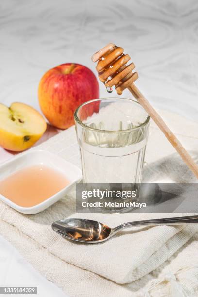 apple cider vinegar with honey and water - vinegar stockfoto's en -beelden