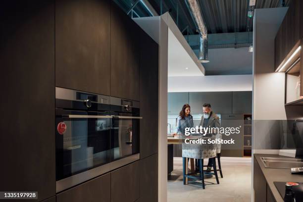 buscando la cocina perfecta - interior design fotografías e imágenes de stock