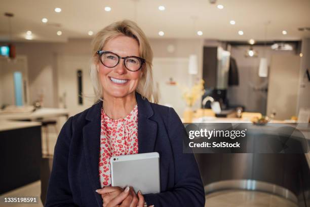 saleswoman ready to assist - portrait department store stock pictures, royalty-free photos & images