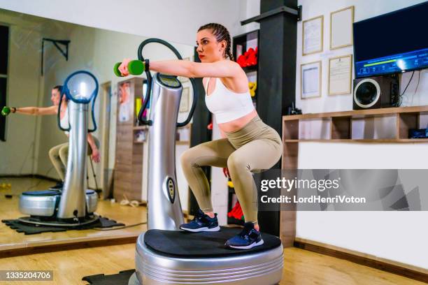 frau beim training auf power plate - schütteln stock-fotos und bilder