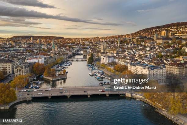 aerial view of the limmat river going through zurich old town in fal - zurich 個照片及圖片檔