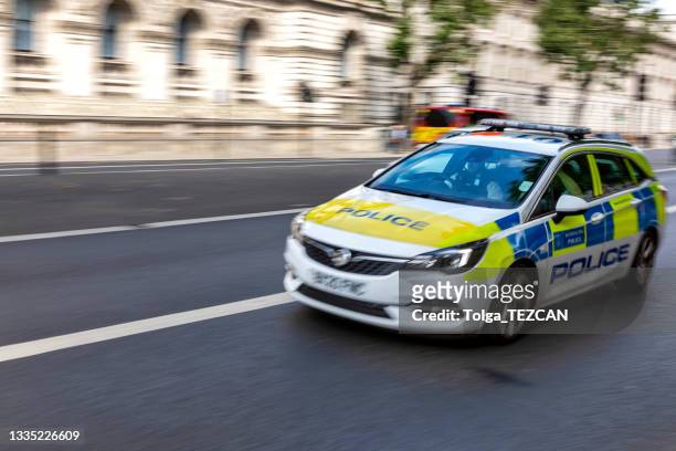 paneo de coches de policía - seguir actividad móvil general fotografías e imágenes de stock