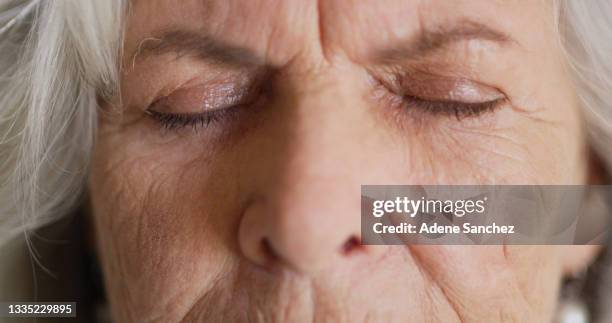 foto de una anciana con los ojos cerrados - eyelid fotografías e imágenes de stock