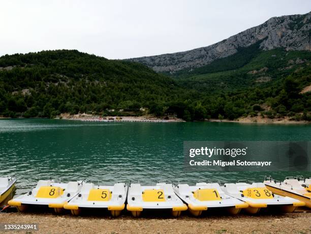 pedal boats on the lake - tretboot stock-fotos und bilder