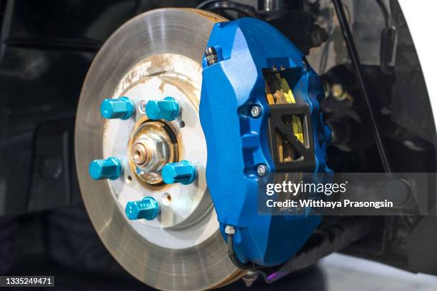 disc brakes. assembly on a modern automobile - brake work in progress. - freno foto e immagini stock