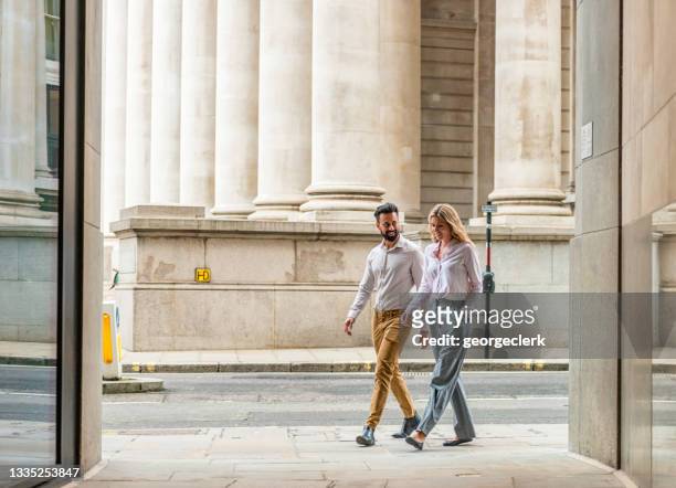 geschäftskollegen in london - entrance building people stock-fotos und bilder