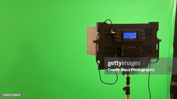 stage light projector on green screen, movie set concept - montagem de filme estúdio de cinema imagens e fotografias de stock