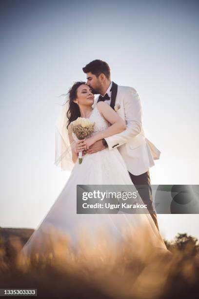 hermosa novia y novio joven afuera en la naturaleza verde - newlywed fotografías e imágenes de stock