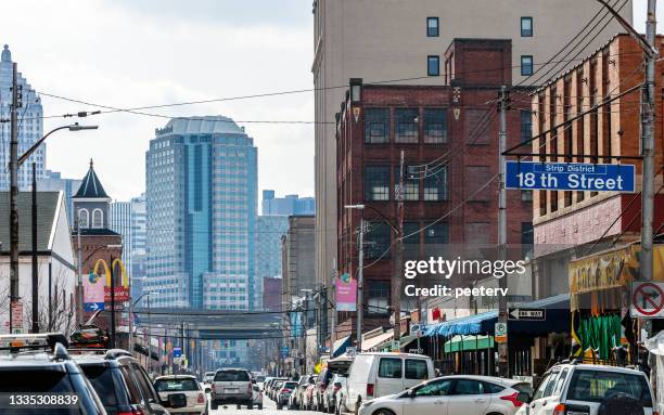 straße im strip district - pittsburgh, pa - pittsburgh stock-fotos und bilder