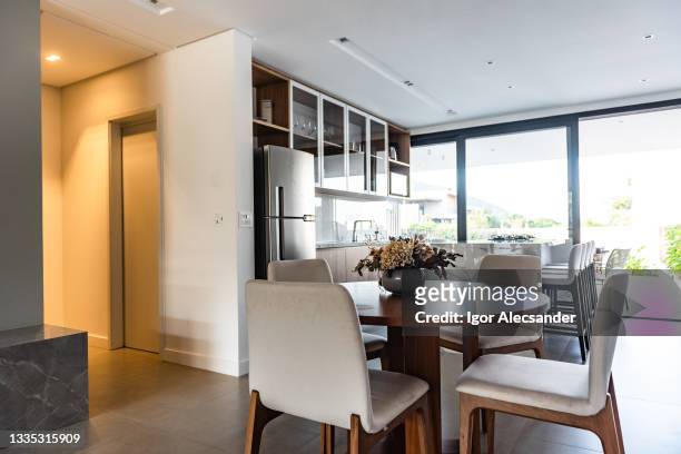 cozy dining room with a round table - ronde tafel stockfoto's en -beelden