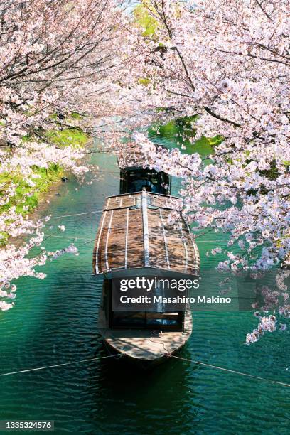 boats on the uji canal in kyoto city - uji quioto imagens e fotografias de stock