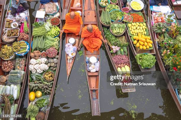 aerial view famous floating market in thailand. - traffic jams in bangkok fotografías e imágenes de stock