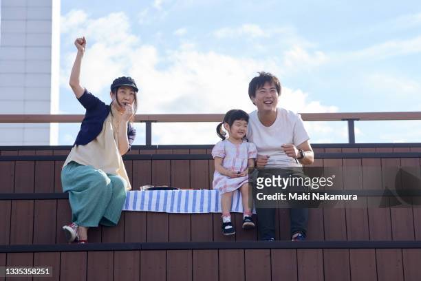 family cheering for friends in audience - only japanese stock pictures, royalty-free photos & images