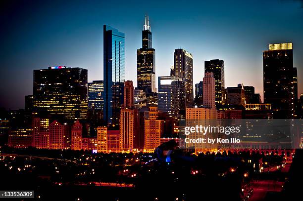 chicago skyline at sunset - millennium park chicago stock-fotos und bilder