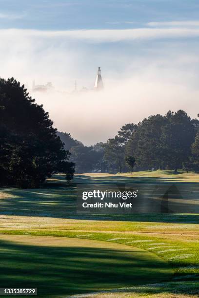 da lat hill golf course-stock photo - campo da golf fotografías e imágenes de stock