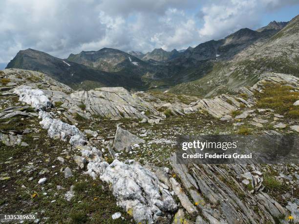 white quartzite outcrop at bocchetta della miniera, regione ritom - piora, leventina valley, switzerland - quartz stock-fotos und bilder